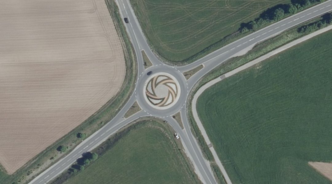 Im Luftbild ist im Kreisverkehr eine Symbolwiese zu erkennen.